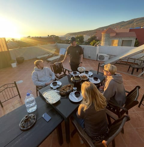 Patio, Day, People, Natural landscape, Balcony/Terrace, Food and drinks, Dining area, Food, Guests, group of guests