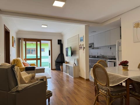 Communal lounge/ TV room, TV and multimedia, Kitchen or kitchenette, Living room, Dining area, pet friendly, stove