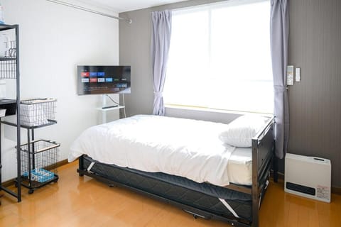 Bed, TV and multimedia, towels