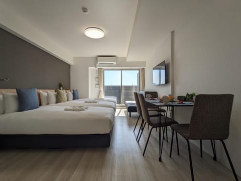 Bed, TV and multimedia, Photo of the whole room, Dining area, Bedroom, air conditioner