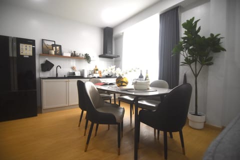 Kitchen or kitchenette, Dining area