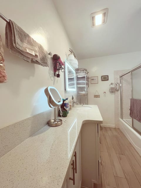 Bathroom, Bath, bidet, hair dryier, dryer, air conditioner