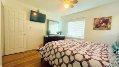 Bed, TV and multimedia, Bedroom, Garden view, Mountain view, air conditioner