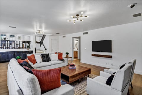 Communal lounge/ TV room, TV and multimedia, Living room, Seating area, Evening entertainment