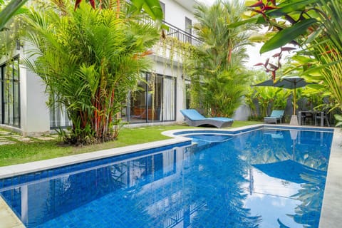Property building, Day, Garden, Garden view, Pool view, Swimming pool, sunbed