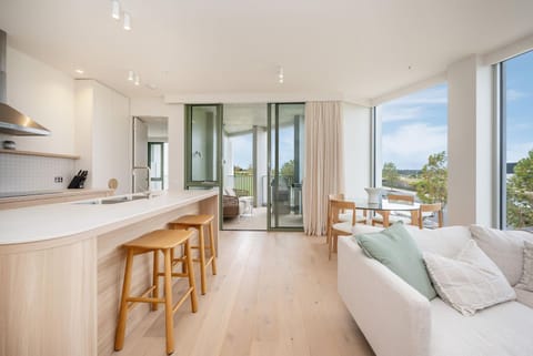 Natural landscape, View (from property/room), Balcony/Terrace, Kitchen or kitchenette, Living room, Seating area, Dining area