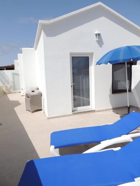 Property building, Balcony/Terrace, sunbed