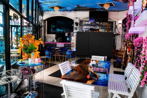 Restaurant/places to eat, Living room, Seating area
