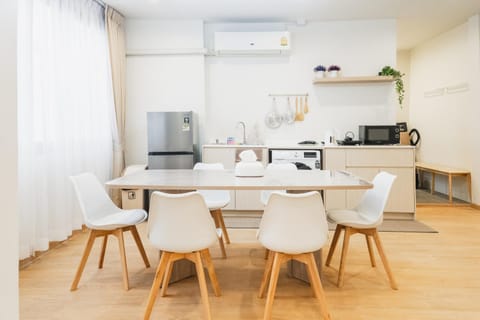 Photo of the whole room, Dining area, kitchen