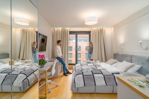 Bed, People, TV and multimedia, Photo of the whole room, Bedroom, group of guests, towels