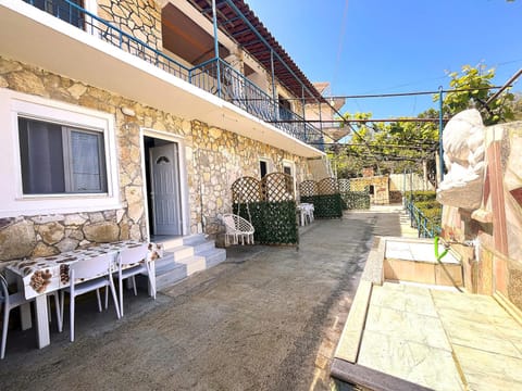 Property building, Garden, Dining area