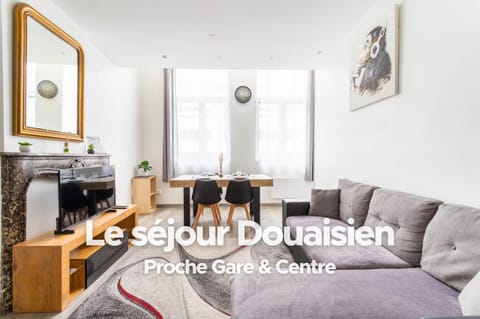 Property building, TV and multimedia, Living room, Seating area, Dining area
