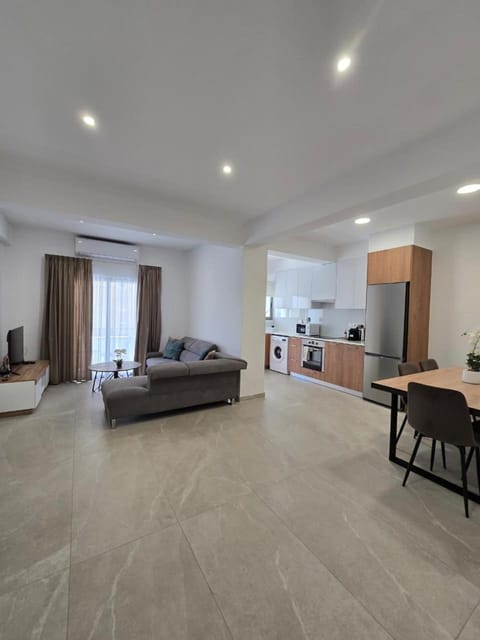 TV and multimedia, Kitchen or kitchenette, Living room, Seating area, Dining area