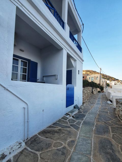 Property building, Facade/entrance, Neighbourhood, Balcony/Terrace