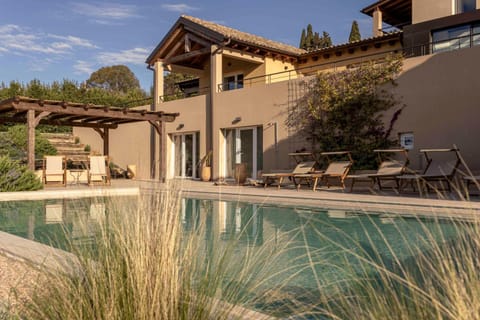 Property building, Patio, Day, Garden, Garden view, Pool view, Swimming pool, sunbed