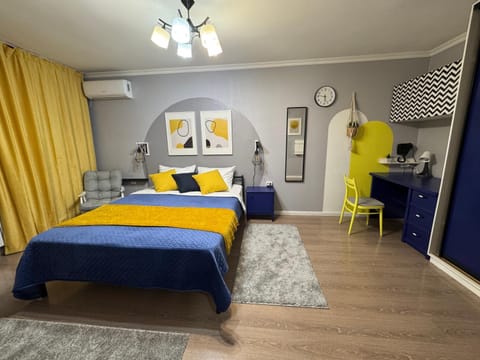 Bed, Living room, Photo of the whole room, Seating area, Bedroom, air conditioner