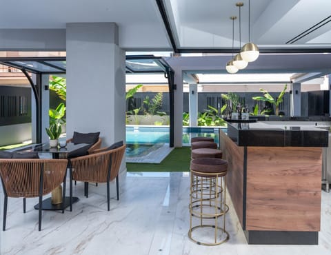 Restaurant/places to eat, Lounge or bar