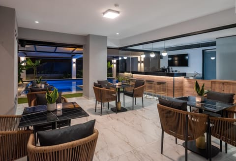 Restaurant/places to eat, Lounge or bar