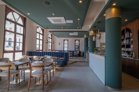 Restaurant/places to eat, Living room, Lounge or bar, Banquet/Function facilities