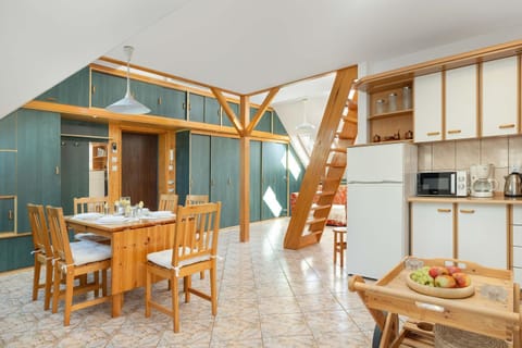 Kitchen or kitchenette, Seating area
