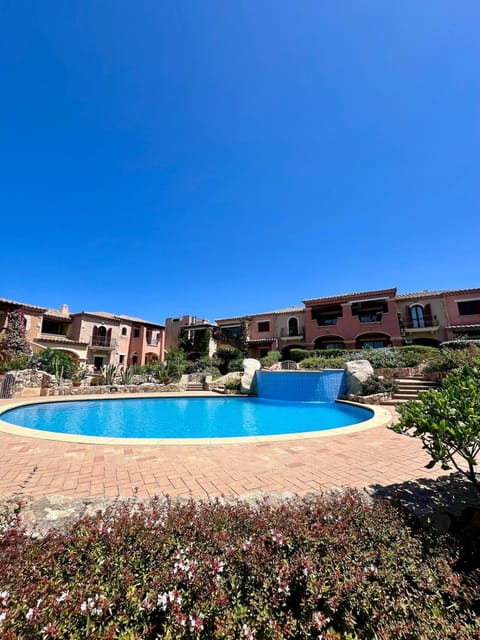 Property building, Day, Pool view, Swimming pool