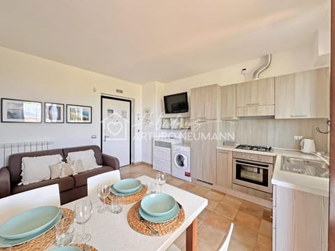 TV and multimedia, Kitchen or kitchenette, Living room, Seating area, Dining area, oven, stove