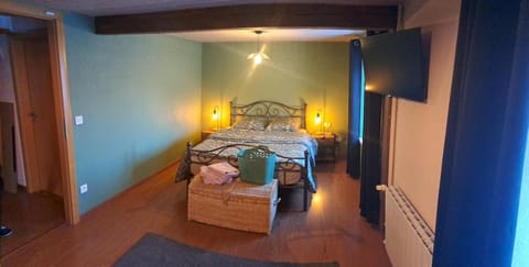 Bed, TV and multimedia, Photo of the whole room, Bedroom