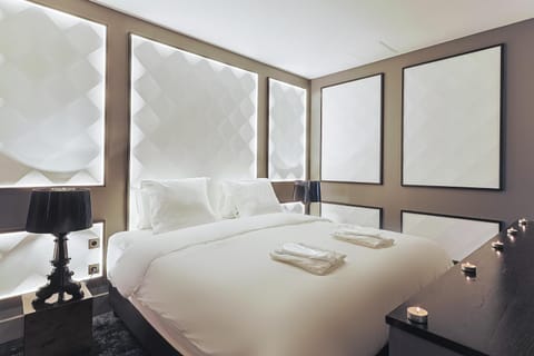 Bed, Photo of the whole room, Bedroom, towels, air conditioner