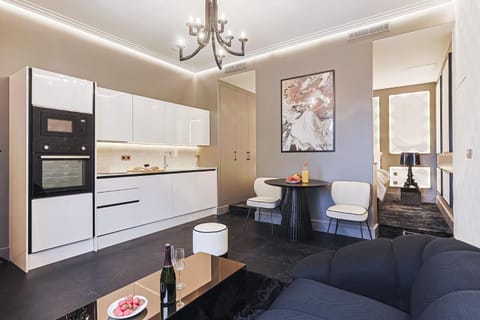 Coffee/tea facilities, Kitchen or kitchenette, Seating area, Dining area, microwave, oven, stove, air conditioner