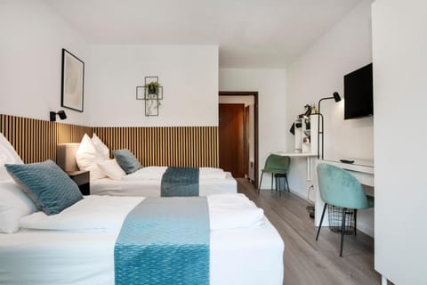 Bed, TV and multimedia, Photo of the whole room, Seating area, Bedroom