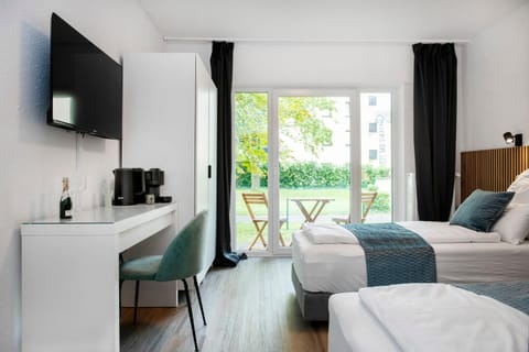 TV and multimedia, Living room, Photo of the whole room, Bedroom