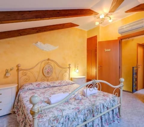 Bed, Photo of the whole room, Bedroom, wardrobe, air conditioner