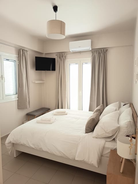 Bed, TV and multimedia, Bedroom, towels, air conditioner