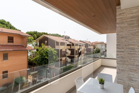 Property building, Day, Balcony/Terrace, City view
