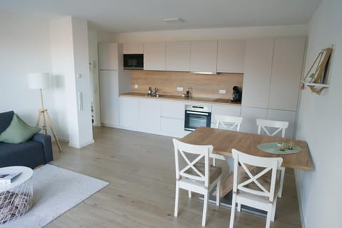TV and multimedia, Kitchen or kitchenette, Living room, Seating area, Dining area