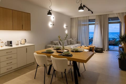 Coffee/tea facilities, Kitchen or kitchenette, Living room, Seating area, Dining area