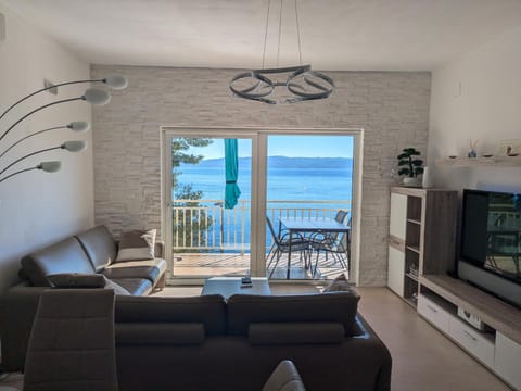 Communal lounge/ TV room, TV and multimedia, View (from property/room), Balcony/Terrace, Living room, Seating area, Dining area, Sea view