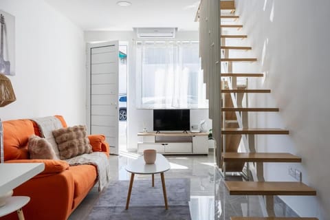 TV and multimedia, Living room, Seating area, air conditioner
