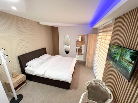 Bed, TV and multimedia, Photo of the whole room