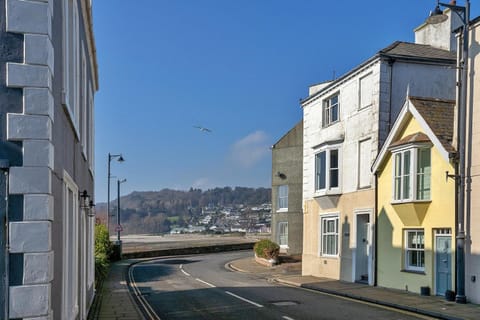 Property building, Off site, Day, Sea view, Sea view, Street view