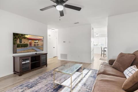 Townhome 4bds, Fast WiFi, 2 Mi to Seton, 6 mi to Fort Cavazos, Professionally Managed by Stay Albatross House in Killeen