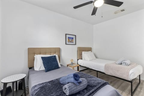 Townhome 4bds, Fast WiFi, 2 Mi to Seton, 6 mi to Fort Cavazos, Professionally Managed by Stay Albatross House in Killeen