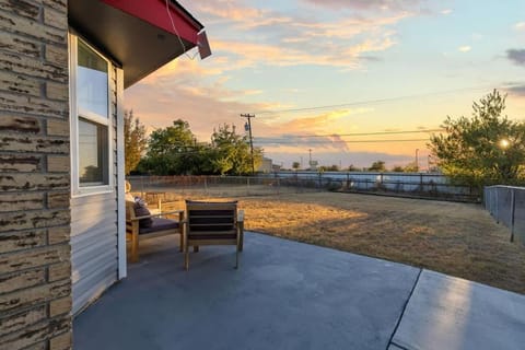 Townhome 4bds, Fast WiFi, 2 Mi to Seton, 6 mi to Fort Cavazos, Professionally Managed by Stay Albatross House in Killeen