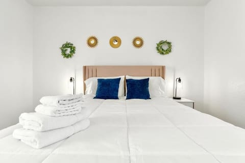 Townhome 4bds, Fast WiFi, 2 Mi to Seton, 6 mi to Fort Cavazos, Professionally Managed by Stay Albatross House in Killeen