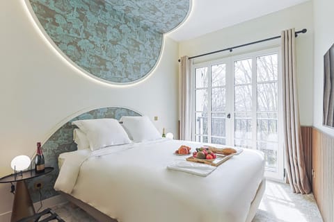 Bed, Photo of the whole room, Bedroom, towels, air conditioner