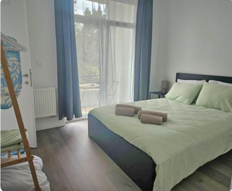 Bed, Photo of the whole room, Bedroom, towels