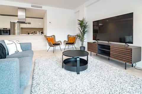 Communal lounge/ TV room, TV and multimedia, Kitchen or kitchenette, Living room, Dining area, air conditioner