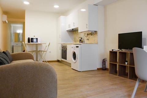 Toilet, TV and multimedia, Coffee/tea facilities, Kitchen or kitchenette, Living room, Seating area, Dining area, microwave, oven, stove, toaster, washing machine, air conditioner