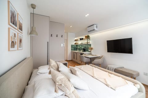 Coffee/tea facilities, Dining area, Bedroom, minibar, kitchen