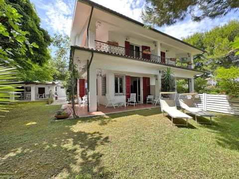 Property building, Patio, Spring, Day, Natural landscape, Garden, Garden view, sunbed